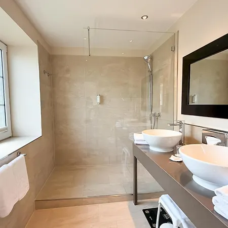 מלון Strandhotel Miramar 4*